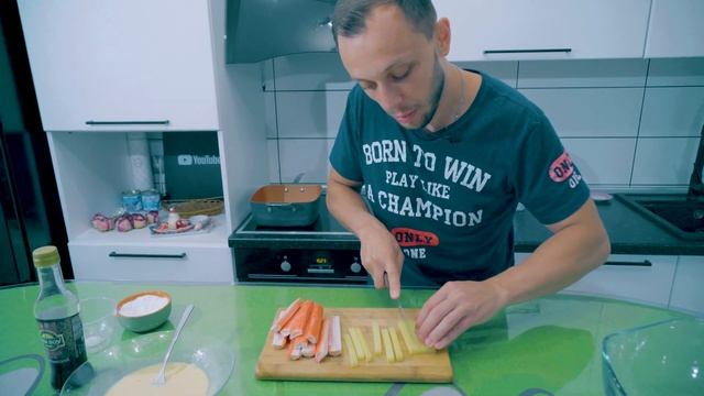 Крабовые палочки в кляре с сыром! Простой рецепт на завтрак и перекус! смотреть онлайн