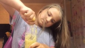 Делаем банановый молочный коктейль без миксера.