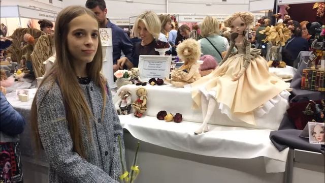КУКЛЫ РУЧНОЙ РАБОТЫ. ВЫСТАВКА - ЯРМАРКА КУКОЛ И МЕДВЕДЕЙ ТЕДДИ. МОСКВА. 8 октября 2017. смотреть онлайн