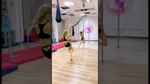 На пилоне на воздушной гимнастике