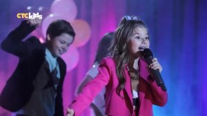 Милана Хаметова поёт песню «Умка» на Шоу Насти и Вовы