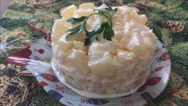 Салат "Под водочку" с ананасами, сыром и чесноком смотреть онлайн