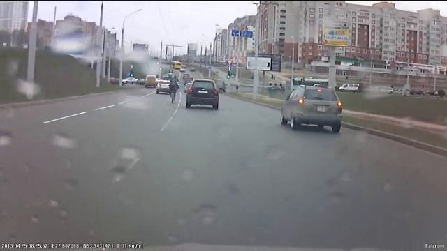 Велосипед, проезжая часть и тротуар смотреть онлайн