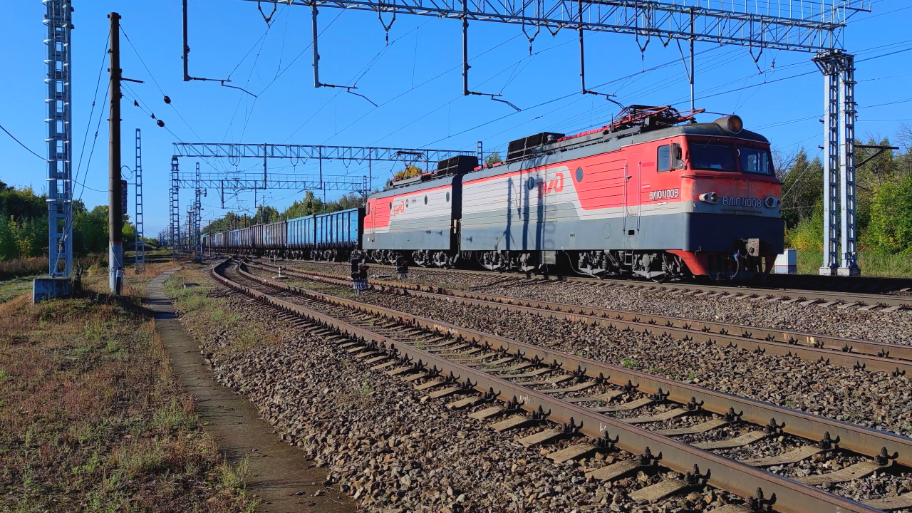 Электровоз ВЛ10У-1008 с грузовым поездом и приветливой бригадой. смотреть онлайн