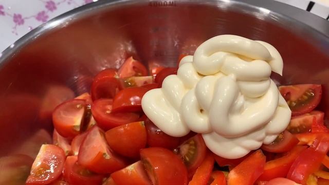 Майонезный салат Маэстро с кукурузой сыром и помидором. смотреть онлайн