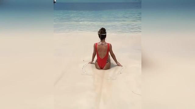 Бузова демонстрирует свою шикарную фигуру на Сейшелах, что зря купальники везла смотреть онлайн