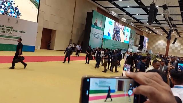 Моди покидает саммит. Проходит в нескольких метрах смотреть онлайн