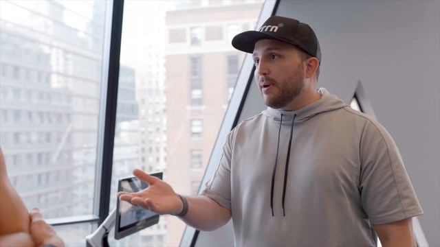 Men's Health Fitness Editor Reviews the Brrrn Board (Spoiler: It's 🤌) смотреть онлайн