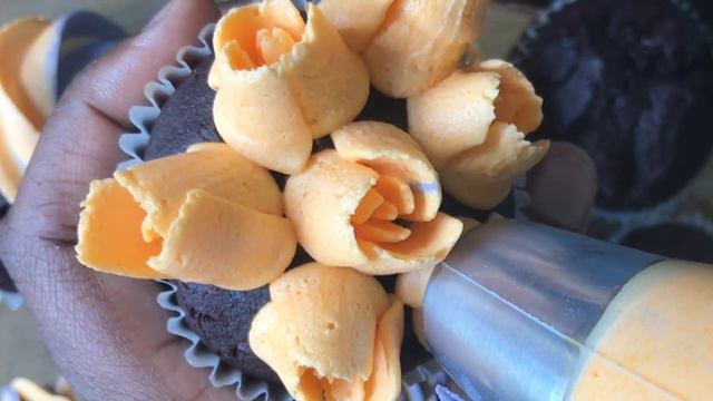 I TRIED RUSSIAN PIPING NOZZLES| ICING CUPCAKES | HOW TO MAKE A PIPING BAG | South African YouTuber смотреть онлайн
