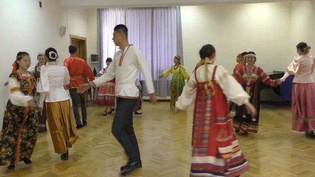 Интернациональный ансамбль "Коробейники". Там на горе казаки стояли смотреть онлайн