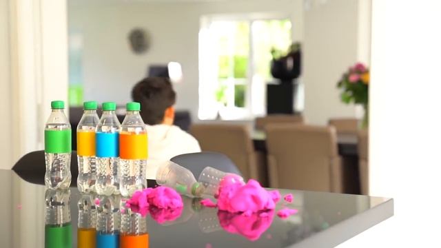 Jason और Alex रंगीन रेत से खेल रहे हैं! | रेत के साथ भूमिका निभाना смотреть онлайн