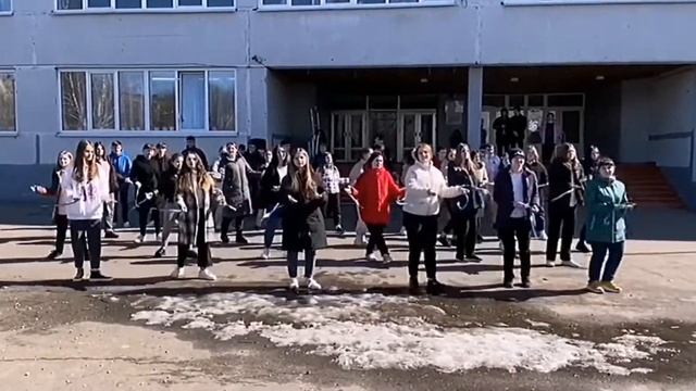 Флешмоб «Голубая лента», 56 школа, г. Курск. смотреть онлайн