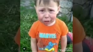 Маленький мальчик плачет из за того что упал когда играл футбол???