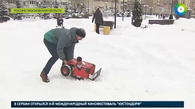 Житель Подмосковья создал робота для уборки снега смотреть онлайн