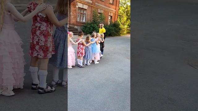 Выпускной Артёма в саду! Выпускаем шары! До свидания детский сад!!! смотреть онлайн