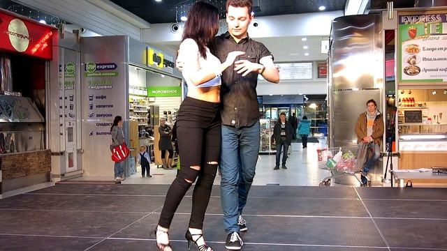 Кизомба в исполнении преподавателей студии «Лето!» смотреть онлайн