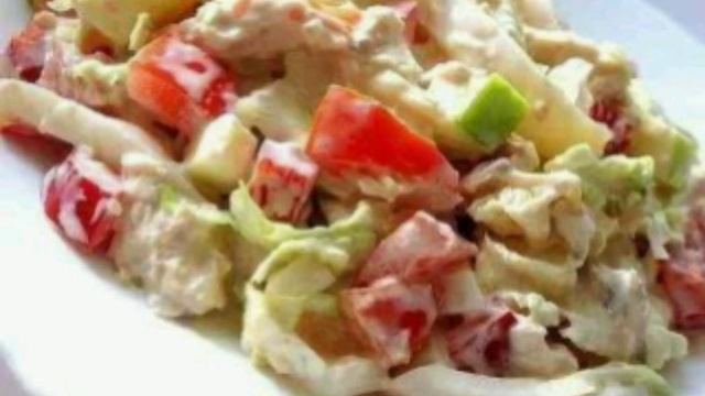 САЛАТ С ПЕКИНСКОЙ КАПУСТОЙ, КУРИЦЕЙ И КАЛЬМАРАМИ Рецепт приготування в описах смотреть онлайн