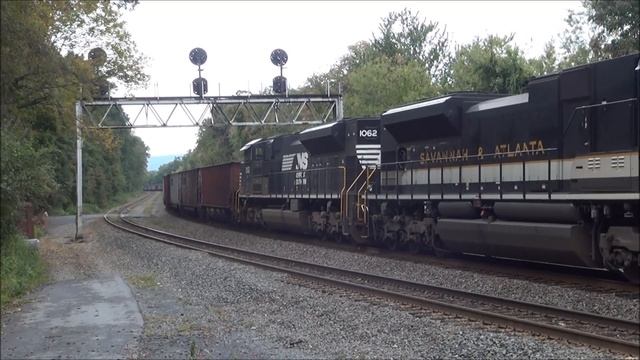 NS 590 EB with NS 1071 leading & NS 1065 in 2nd position смотреть онлайн