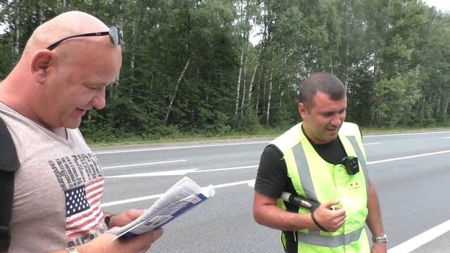 Неполноценный гаишник в джинсах стрижет на трассе смотреть онлайн