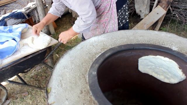 Как пекут традиционный грузинский хлеб Лаваш в Обычной Грузинской деревне. смотреть онлайн