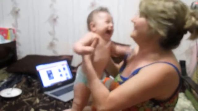 Белла заразительно смеется на руках у бабушки смотреть онлайн