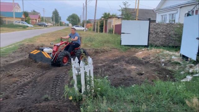 Мотоблок МТЗ с самодельным адаптером и лопатой. Выгребаю грунт. смотреть онлайн