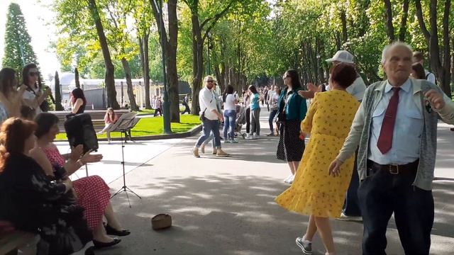 ЖЕЛАЕМ, ЧТОБЫ ВСЕ БЫЛИ ЗДОРОВЫ!?/ТАНЦЫ В САДУ ШЕВЧЕНКО ХАРЬКОВ МАЙ 2021 смотреть онлайн