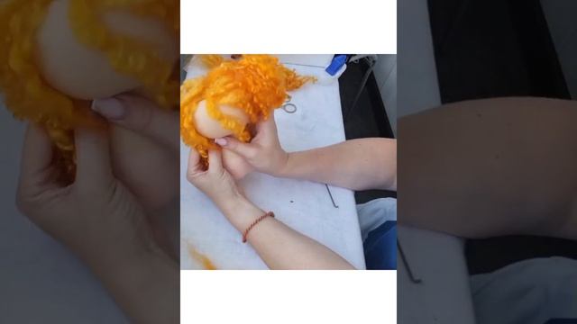 Как привалять натуральные волосы кукле. смотреть онлайн