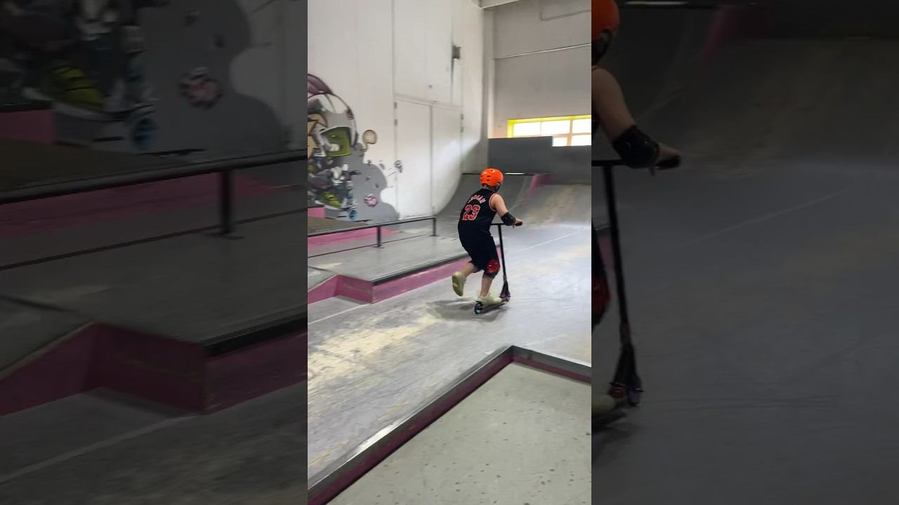 Тренировка по трюковому самокату Инструктор Гоша в скейт парке BunnyHop смотреть онлайн