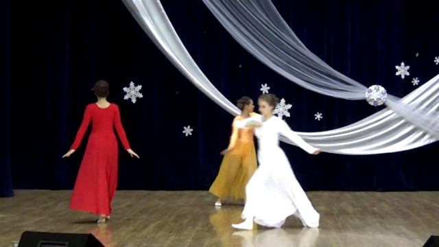 трио народного хореографического коллектива Алерок с танцем Три сестры смотреть онлайн