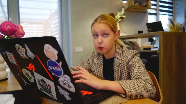 Амелька СТАЛА ВЗРОСЛОЙ НА 24 часа! смотреть онлайн