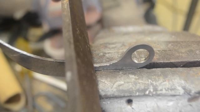 Turning a Stainless Steel Bolt into a Mini Karambit смотреть онлайн