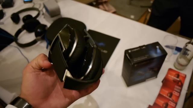 Logitech UE 6000 Ultimate Ears Headphones Hands On смотреть онлайн