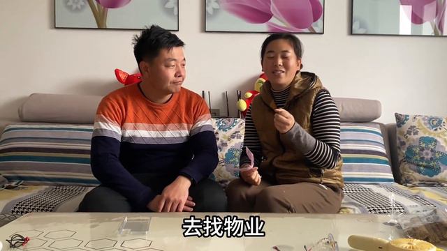 小丽夫妻冒雪交物业费，工作人员暖心送业主惊喜，陈宏高兴扛回家