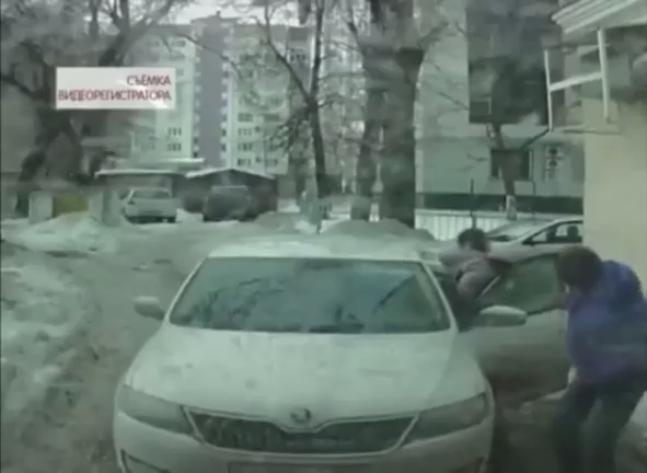 Наледь с крыши упала на машину смотреть онлайн