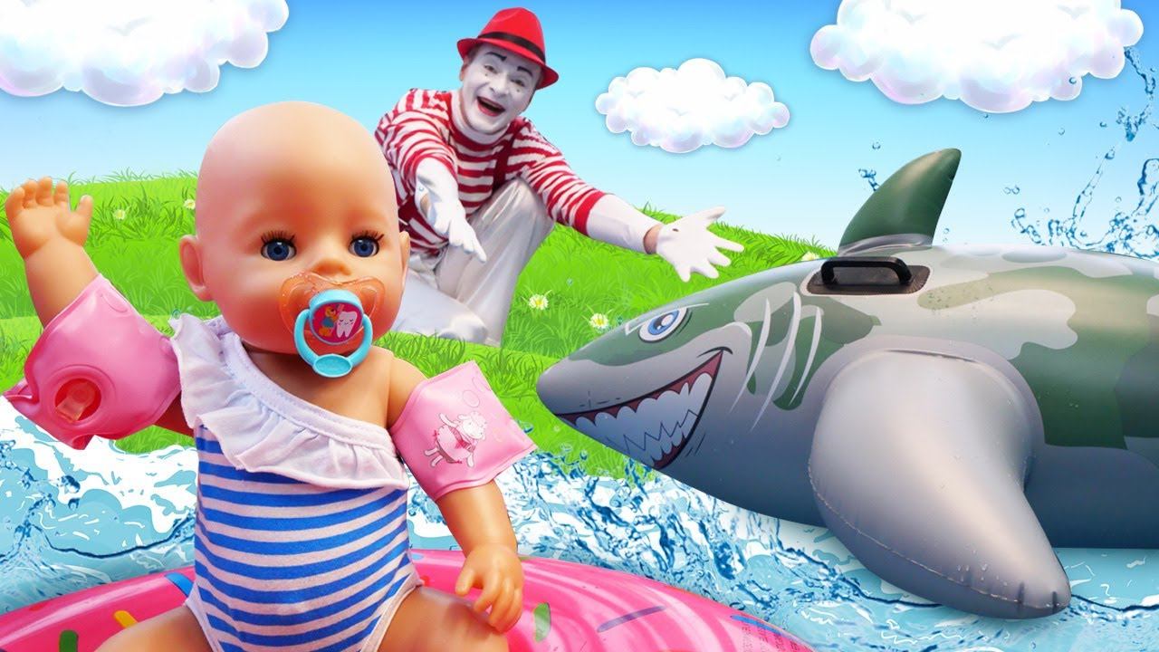 Весёлые игры – Кукла БЕБИ БОН плавает в бассейне с АКУЛОЙ! - Baby Born в видео игрушки для ванной смотреть онлайн