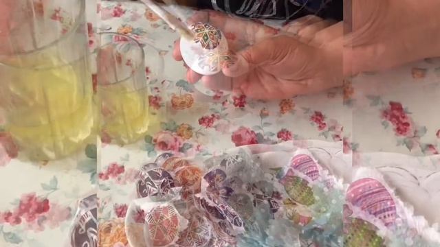 Эвелина с бабушкой делает декупаж пасхальных яиц