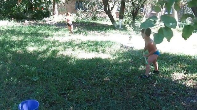 Водный бой!!!!Играем во дворе водными пистолетами! Water war!!! смотреть онлайн