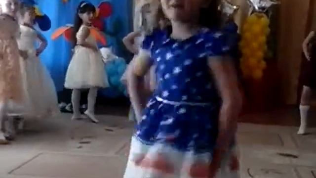 Маленькие модницы ходят по подиуму смотреть онлайн