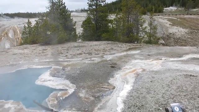 Old Faithful Geyser - Yellowstone NP смотреть онлайн