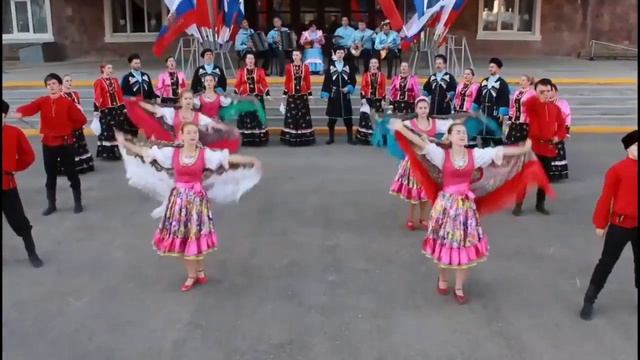 Постановка «Я горжусь тобой страна!». Исполняет народный ансамбль песни и пляски Колос.