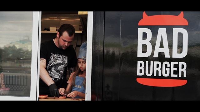 БУРГЕР С ГОВЯЖЬЕЙ КОТЛЕТОЙ ИЗ ФУДТРАКА BAD BURGER смотреть онлайн