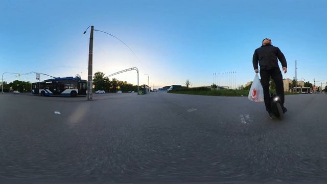 Видео 360. VR. 29.05.2023 г. Встретил на районе двух Моноколёсников! Поздоровались, приятно! смотреть онлайн