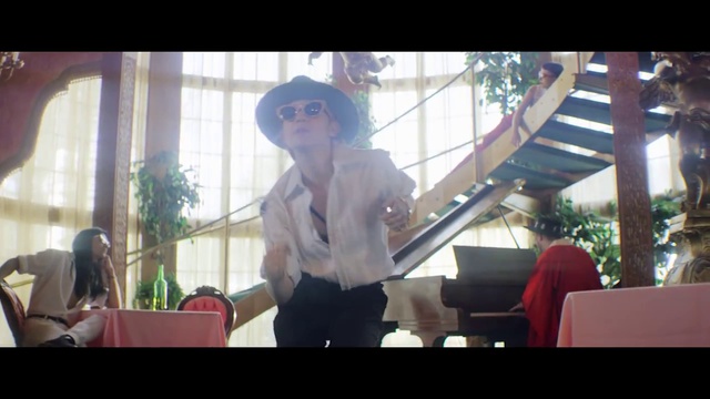 Grimes - Flesh without Blood-Life in the Vivid Dream 2015 смотреть онлайн