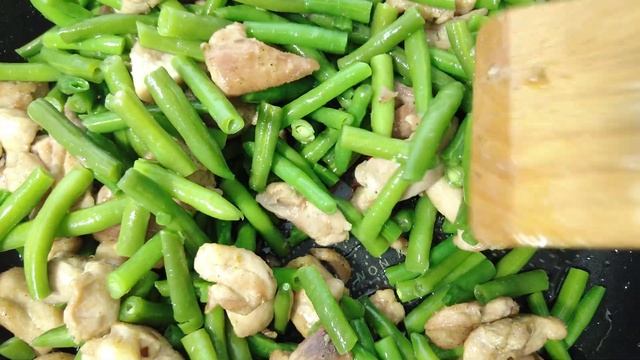 Нежная курица с овощами в соусе песто с базиликом смотреть онлайн