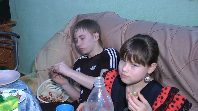 После Новогодней елки дети играют полученными подарками смотреть онлайн