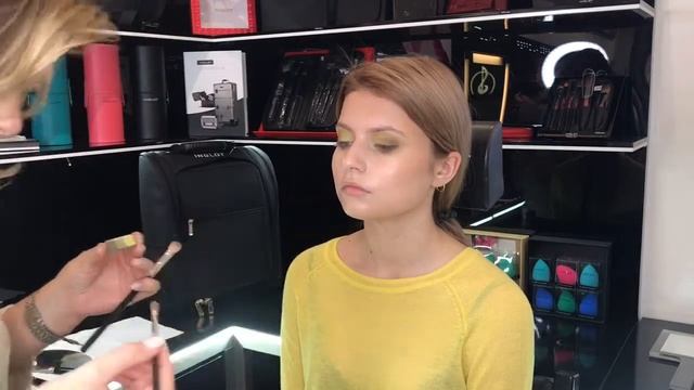 Боишься зелёных теней для глаз?! Смотри как это красиво! смотреть онлайн