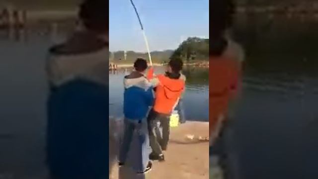Поймал большую белугу смотреть онлайн