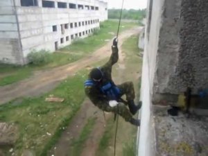 штурмовой альпинизм, спуск способом коромысло - assault climbing