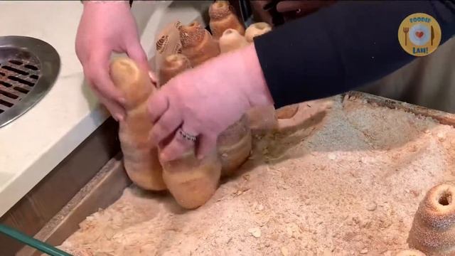 Chimney Cake Trdelnik Making in Prague / Dessert Cafe Vlog смотреть онлайн